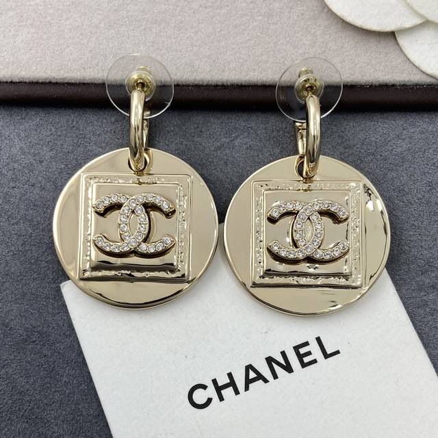 Xe785 Ch Nel Xiang'er Round Square Ear Hooks Absolutely gorgeous, exuding a soph