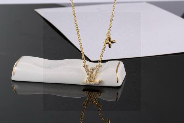 Lv Gold Letter Necklace Louis Vuitton necklace brings a fashionable and interest