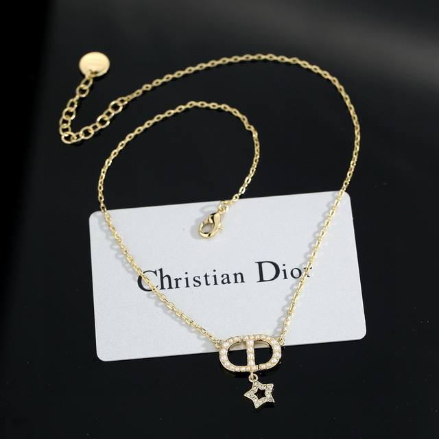 Dior's hot-selling new necklace, the Cd letter star pearl necklace, is not your