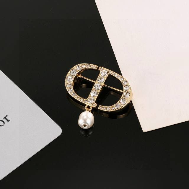 Dior's hot-selling new brooch is here! Not your average product, heavily crafte