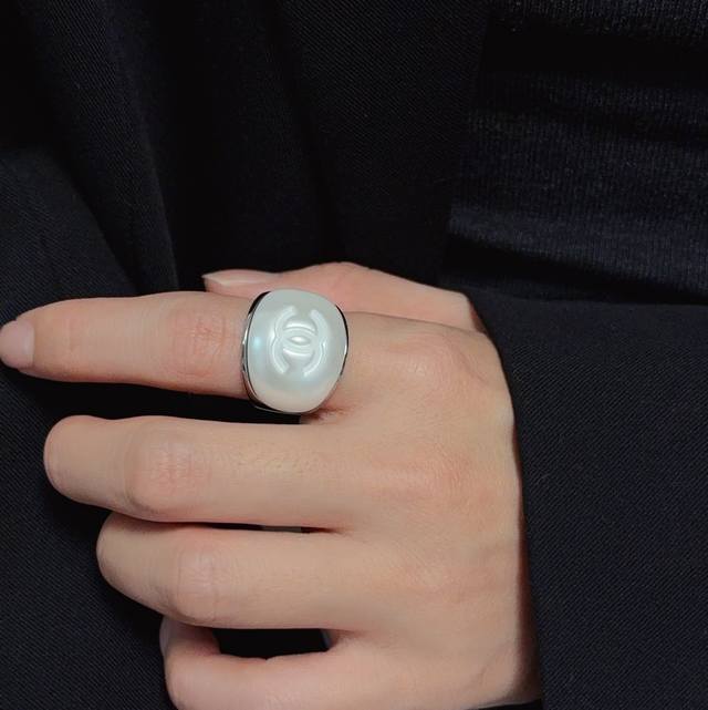 New Arrival of High-End Quality Chanel White Fashion Series Retro-Style Trendy S