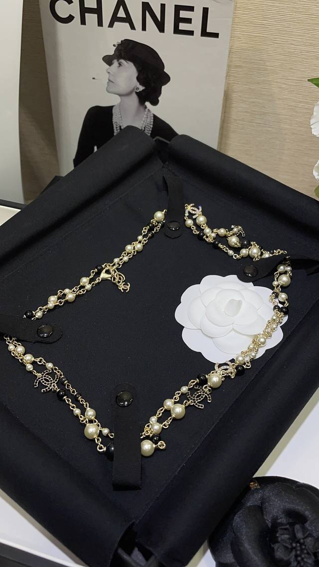 Item No. Xxl0834 22A New Black and White Pearl Rhinestone Double C Long Necklace