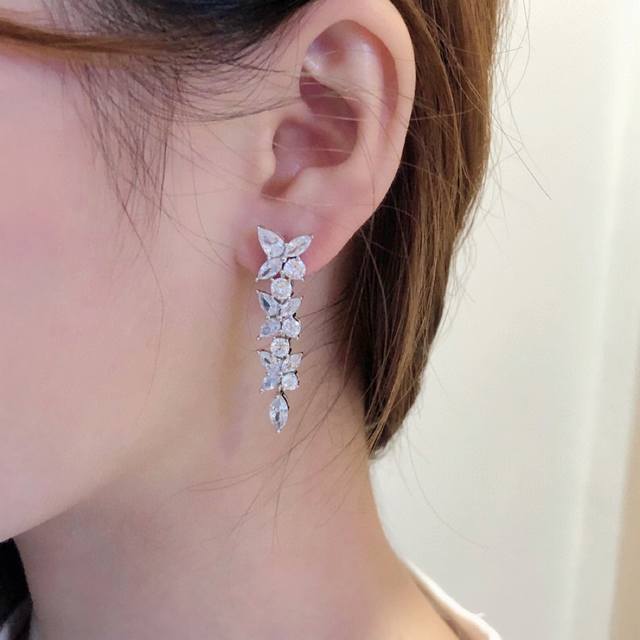 This item has been adjusted to 9252140350. Tiffany eyelet earrings, a high-end