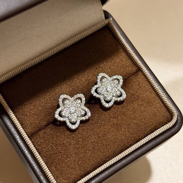 A0401 Graff, a renowned brand, has released a new large floral openwork diamond