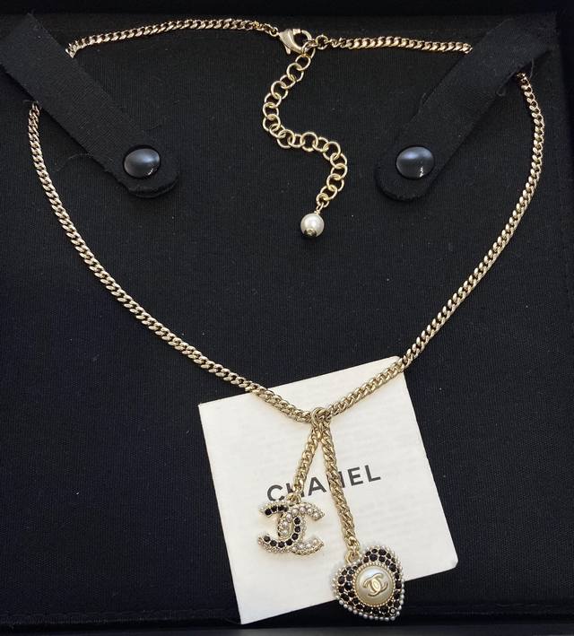 Xx682 Black and White Ch Nel Xiang'er Full Diamond Heart Necklace The hottest se