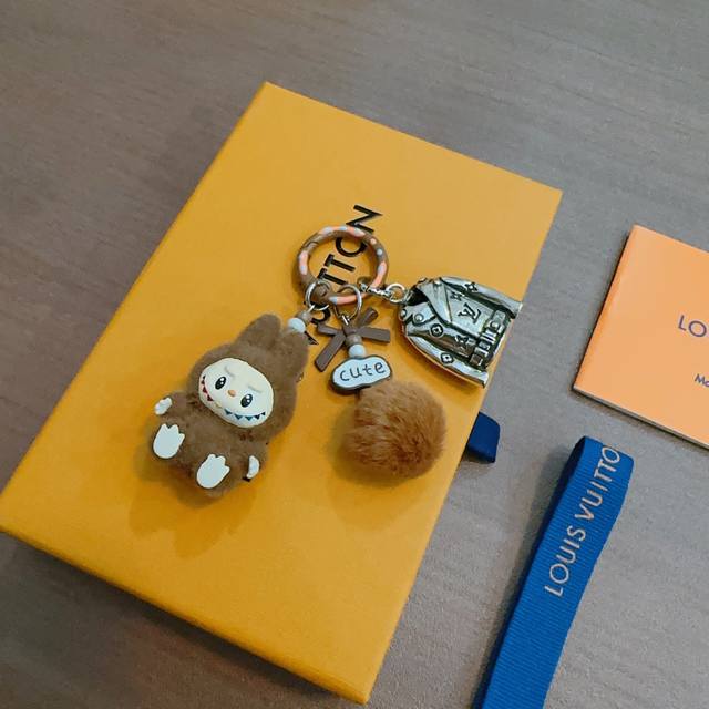 New Arrival: LV Collaboration Keychain, LV Bag Buckle, Latest Bag Charm, Higher