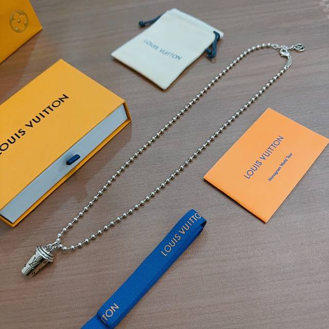 Louis Vuitton (LV) necklace, original single item, new model, retro trendy fash