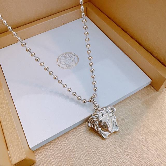 High-quality Versace necklace with Medusa head, original single item, new count
