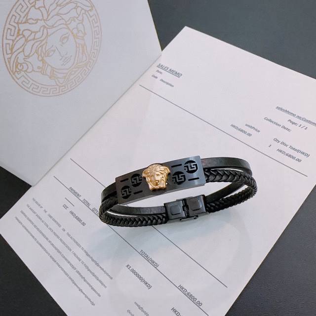 Versace Dumesa logo leather bracelet is stylish and cool, exuding a touch of unr