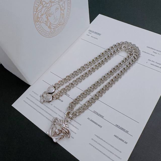 High-quality Versace necklace with Medusa head, original single item, new count