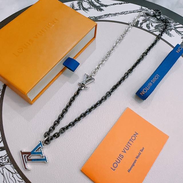 Louis Vuitton (LV) necklace, original single item, new model, retro trendy fash