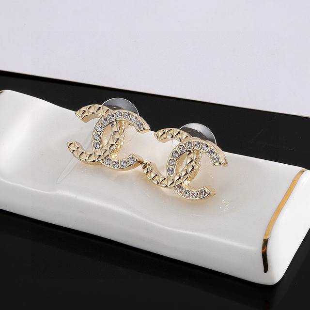 New Chanel light gold stud earrings, identical original, high-end custom-made o