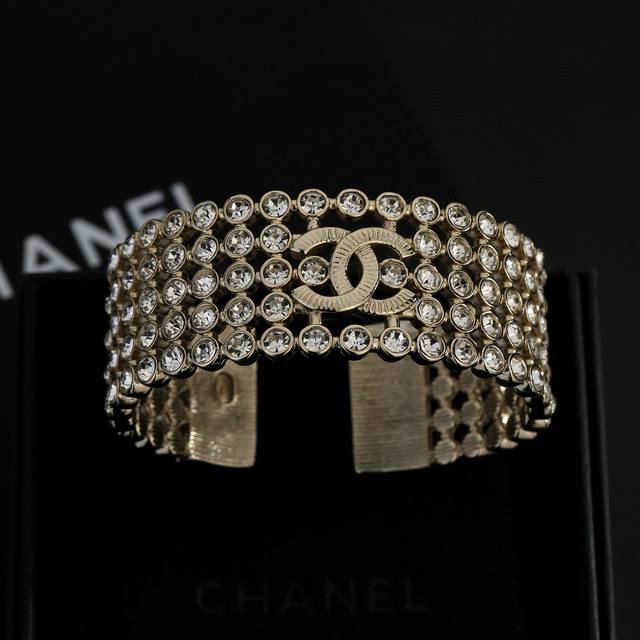 Ch Nel Chanel's new bangle, crafted with high-end quality and meticulous workman