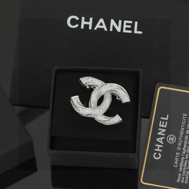 Chanel's hottest brooch, top-tier quality, the most stylish full-diamond brooch
