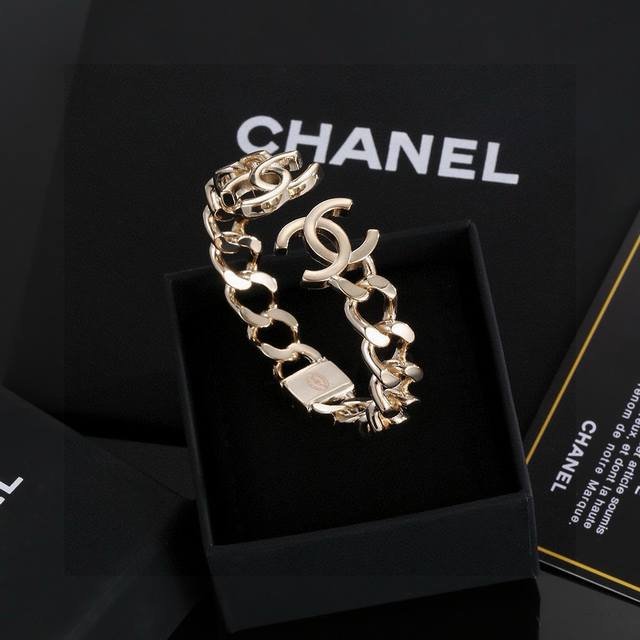 Ch Nel Chanel's new high-end quality bracelet, meticulously crafted, combines cl