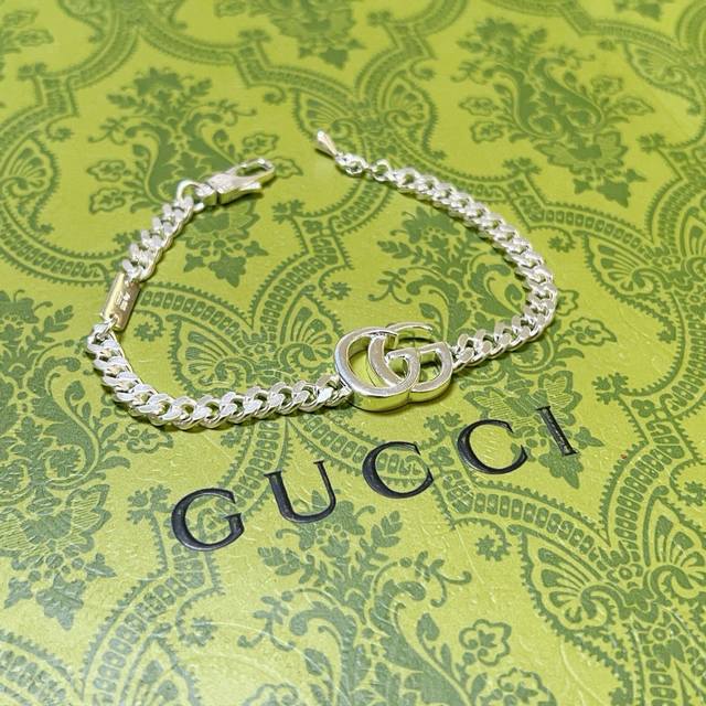 Newly Released Exclusive High-Quality Gucci Bracelet. The latest classic design