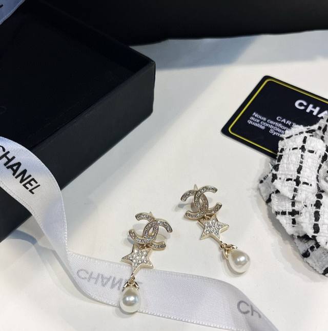 Chanel's latest double C five-pointed star diamond teardrop pearl earrings are s