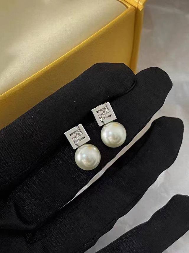 Fendi is selling like hotcakes! Official website's top-selling, exquisitely craf