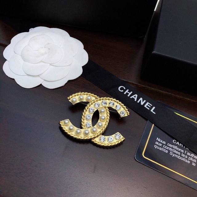Chanel classic brooch, authentic details presented on the official website home