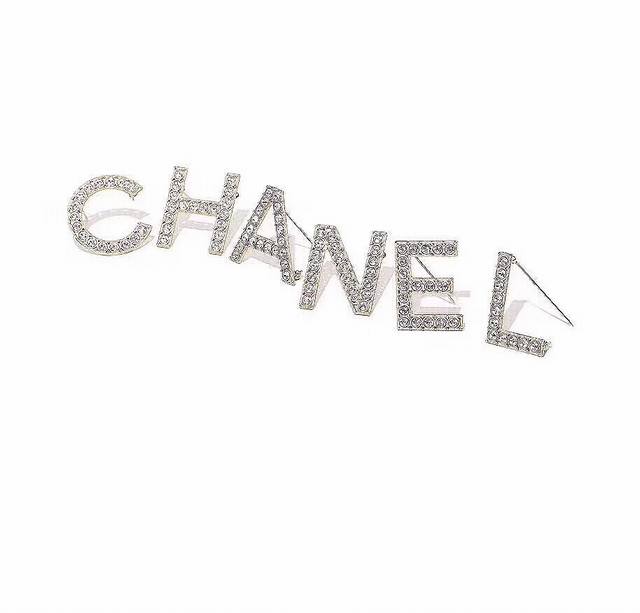 Arrived! Chanel's latest must-have! Exclusive best-selling monogram brooch, fea
