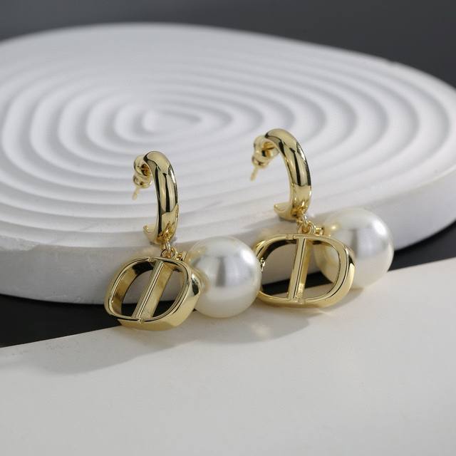Dior's hot-selling new earrings are here! These vintage Dior pearl earrings wit