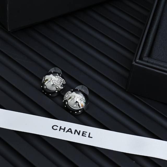 Chanel 25C popular hemispherical stud earrings, silver I was amazed as soon as I