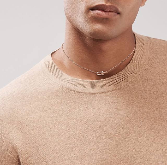 V gold Tiffany small double-ring U-shaped diamond necklace is versatile and styl