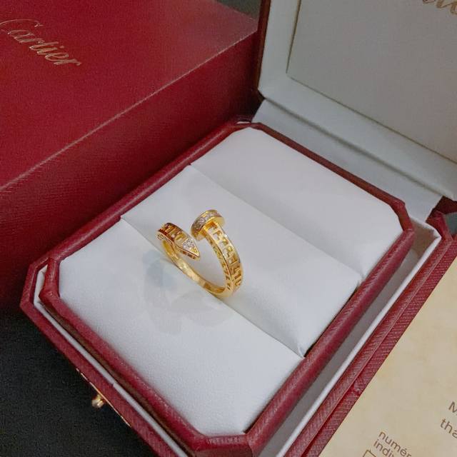Cartier V gold ring, perfect condition, unparalleled details, the unique color