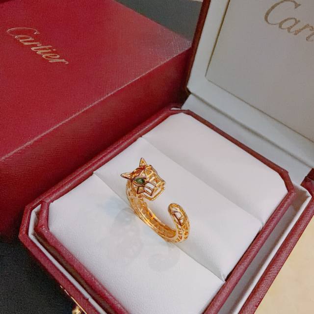 Cartier V gold ring, perfect condition, unparalleled details, the unique color