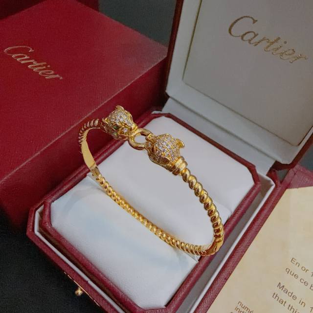 This Cartier V-gold bracelet is in perfect condition, with impeccable details.