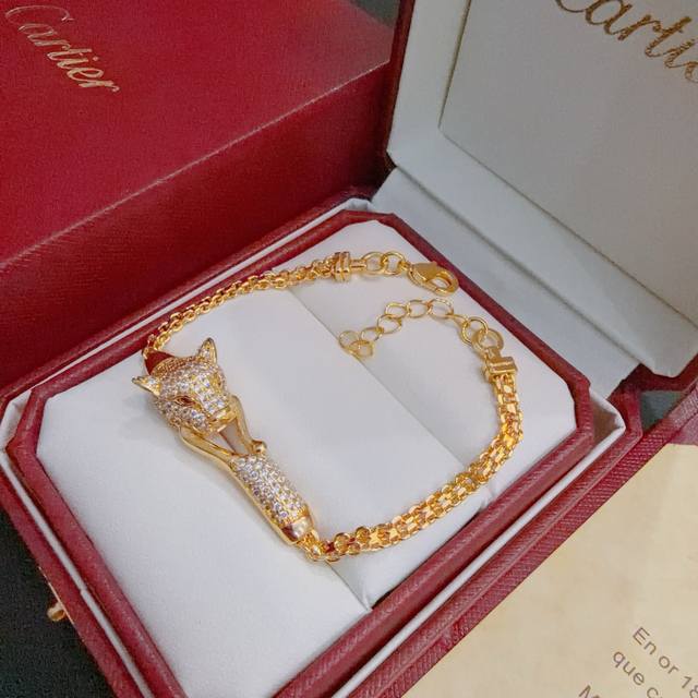This Cartier V-gold bracelet is in perfect condition, with impeccable details.