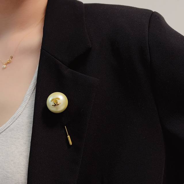 Chanel's latest high-end minimalist brooch is the perfect accessory for women. W