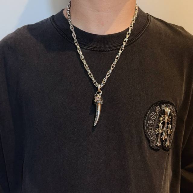 New boutique quality Chrome Hearts classic retro letter necklace. The wolf head