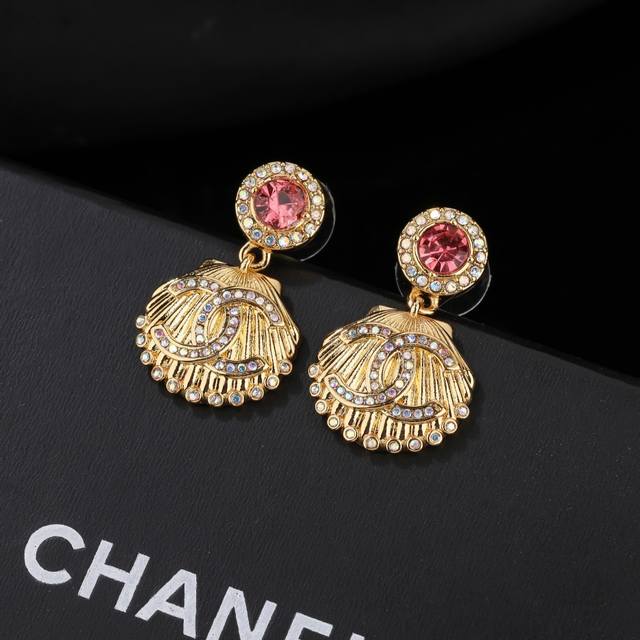 Chanel's new earrings are exquisitely crafted in every detail. The design is abs