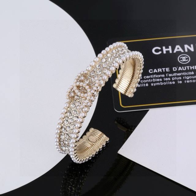 Ch Nel New High-Quality Bangle, Crafted with Exquisite Workmanship. The design i