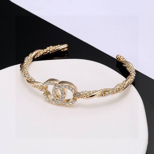 Ch Nel Chanel's new bangle, crafted with high-end quality and meticulous workman