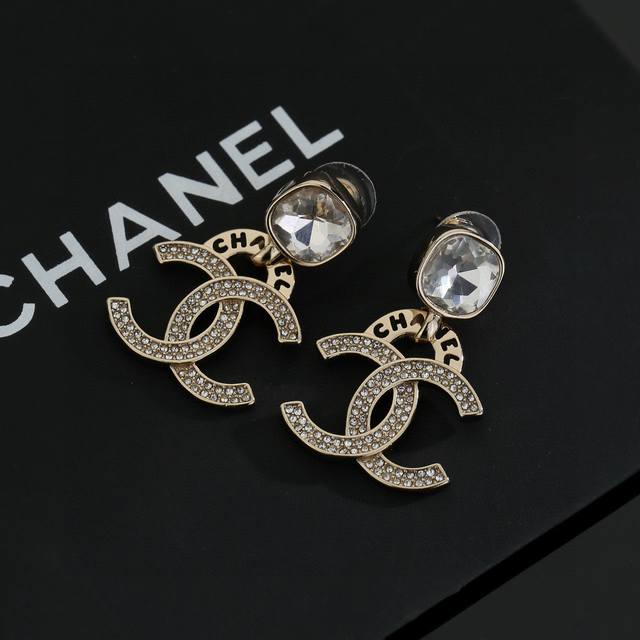 New Chanel stud earrings, more flattering to the face shape. The gold metal tri
