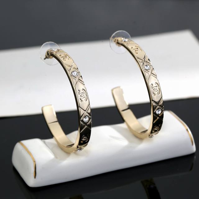 New Chanel earrings, more flattering to the face shape. The gold metal trim giv