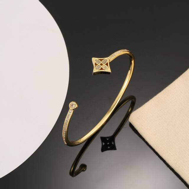 This exquisitely crafted Louis Vuitton minimalist bracelet embodies superb craf