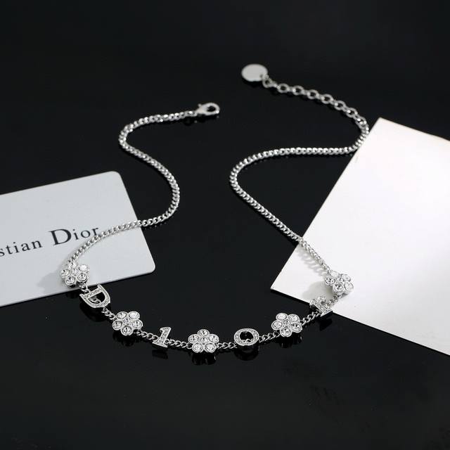 Dior letter and flower necklace: A simple yet stylish design, the perfect blend