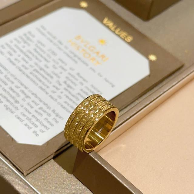 Bulgari necklace in V gold. From the Bulgari Divas' Dream collection, this neck