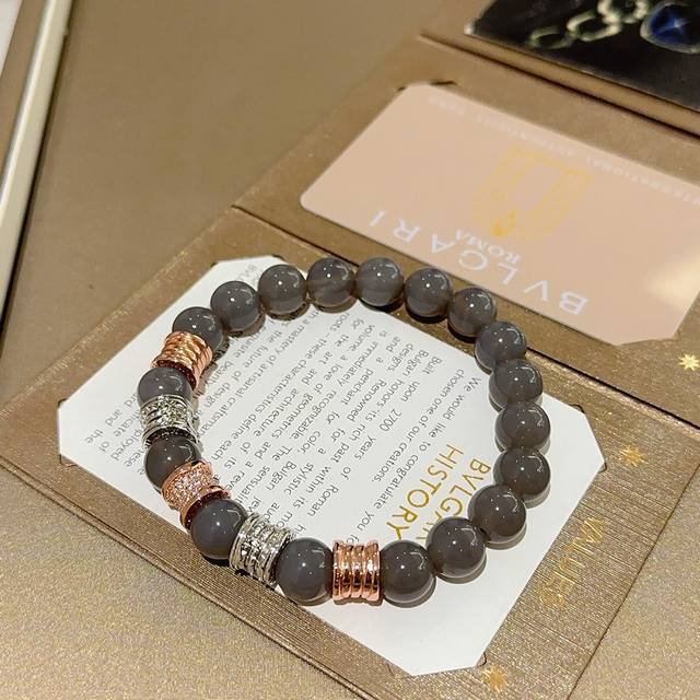 Bvlgari bracelet in V gold, from the Bvlgari Divas' Dream collection. Made with