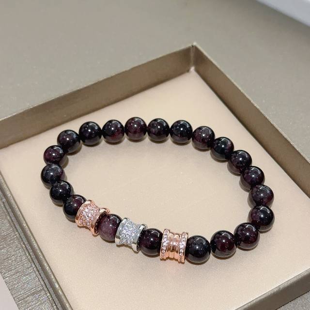 Bvlgari Divas' Dream bracelet in V gold. Made with natural garnet from the Diva