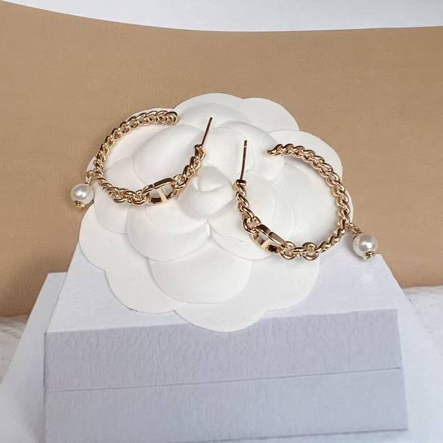 Dior earrings, a hot new arrival! Dior gold chain Cd teardrop pearl letter hoop