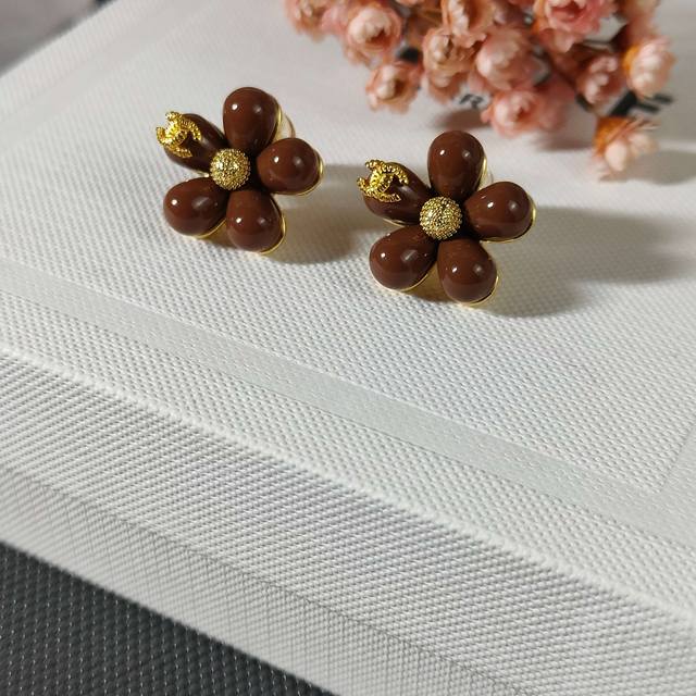 This batch of Chanel double C carved smoky quartz camellia letter earrings. Cha