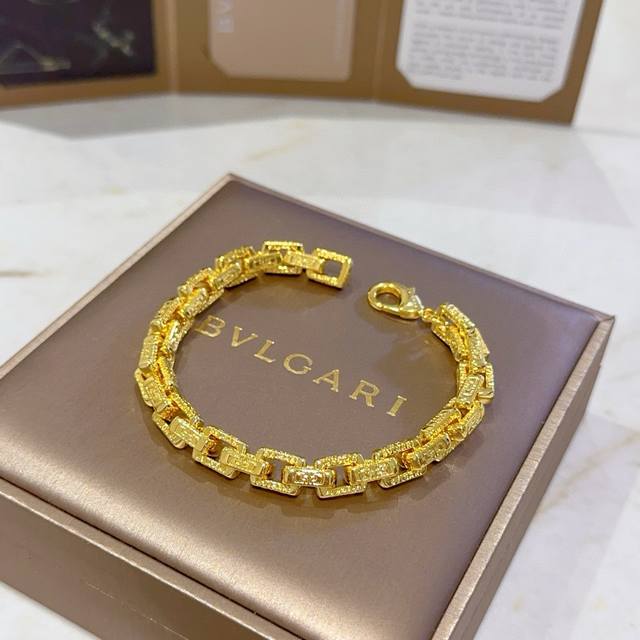 Bulgari bracelet in V-gold. From the Bulgari Divas' Dream collection, this brac