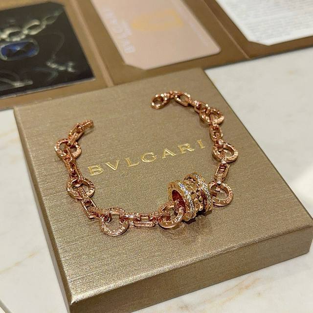 Bvlgari Divas' Dream bracelet in V gold. Perfect condition, impeccable details,