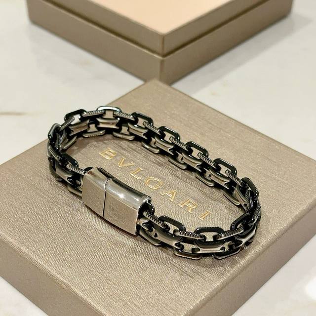 Bvlgari Divas' Dream bracelet in V gold. Perfect condition, impeccable details
