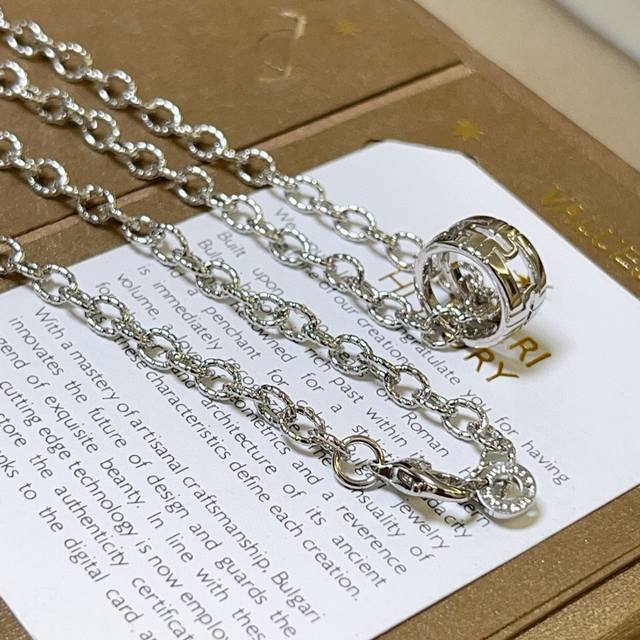 Bvlgari necklace in V gold. From the Bvlgari Divas' Dream collection, this neck