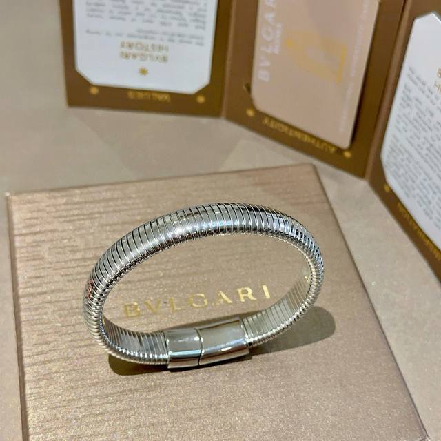 Bvlgari Divas' Dream bracelet in V gold. Perfect condition, impeccable details,